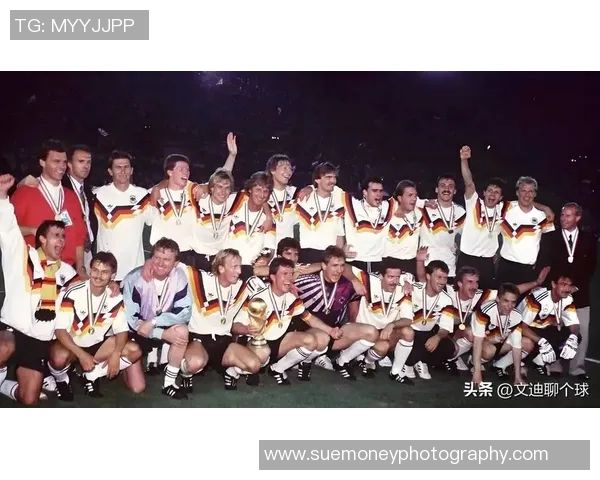 足球传奇人物的辉煌历程与不朽精神：从球场到历史的永恒印记